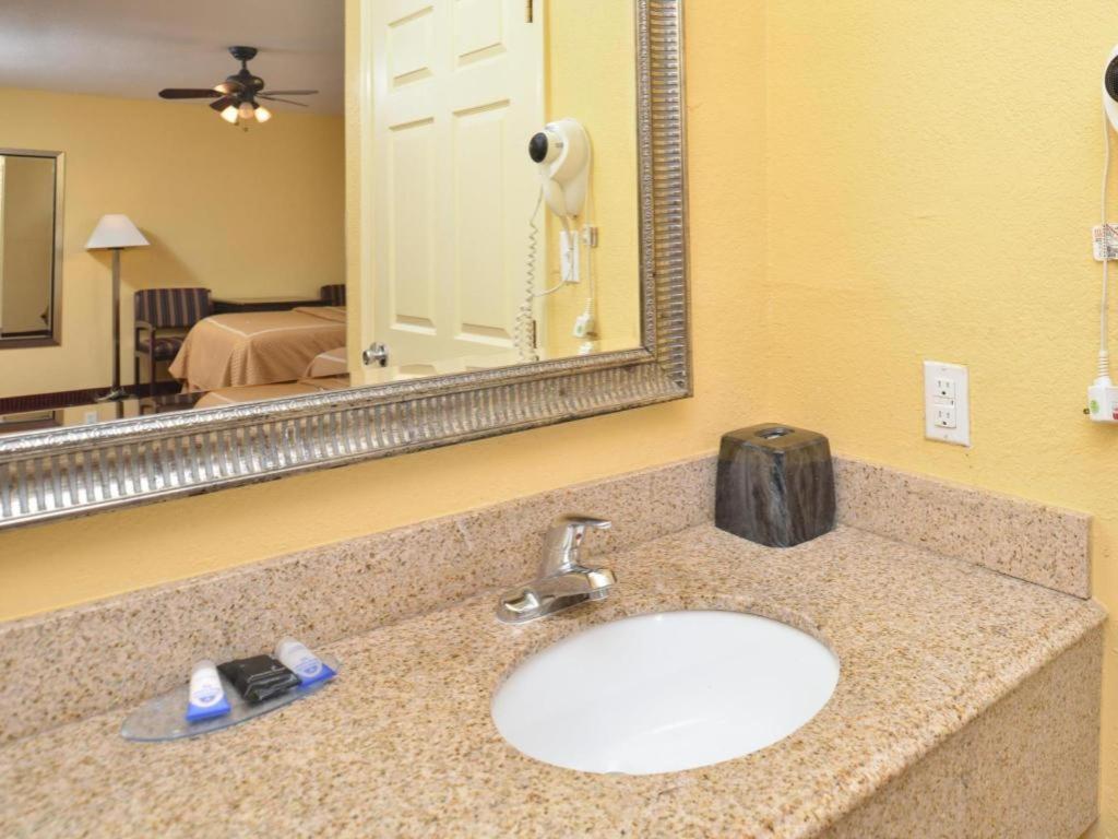 Americas Best Value Inn Winnsboro, La Exterior photo